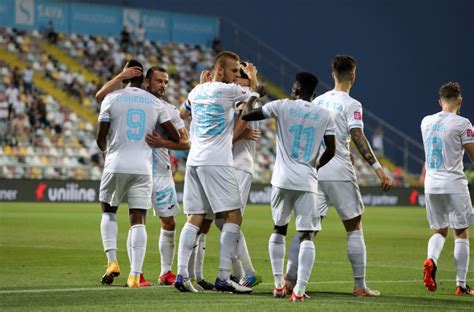 skandal six|Navijači Rijeke prekinuli utakmicu, gube 5:0.